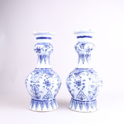 une paire de vases bleus et blancs posés sur une table blanche