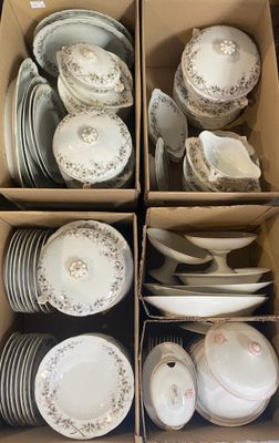 une boîte remplie d'assiettes et de bols
