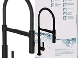 Le robinet de cuisine noir se trouve à côté d'une caisse d'eau