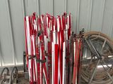 un tas de skis et de bâtons rouges et blancs devant un immeuble