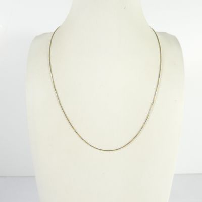 gros plan d'un collier sur un mannequin mannequin