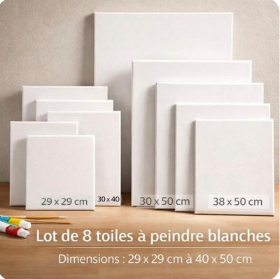 quatre toiles blanches de tailles et de formes différentes, montées sur un support en bois