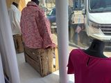 un mannequin dans la vitrine d'un magasin de vêtements