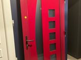 une porte rouge située au milieu d'un couloir