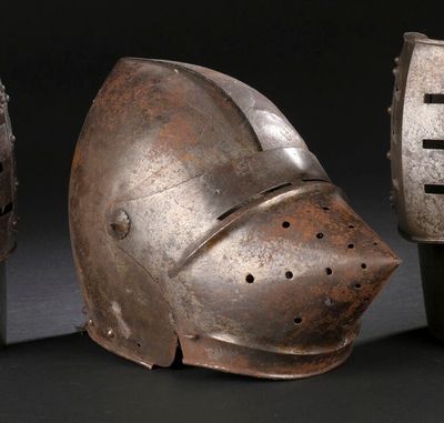 Trois types de casques différents sont exposés sur un fond noir