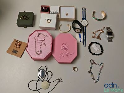 une table sur laquelle sont posés de nombreux bijoux