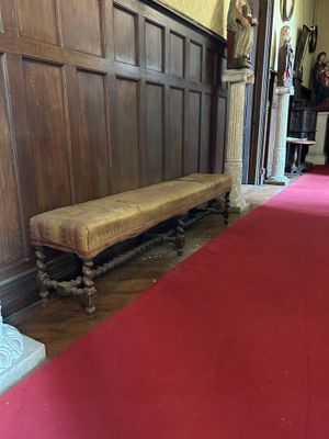 un long tapis rouge posé au sol dans une pièce