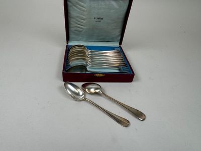 une boîte contenant des cuillères en argent et d'autres cuillères