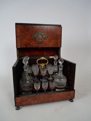 une petite boîte en bois contenant de nombreux objets en verre