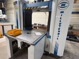 l'image d'une machine située à l'intérieur d'un bâtiment