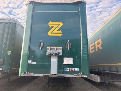 un semi-remorque vert avec un logo « Z » jaune sur le côté