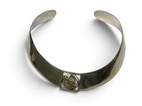 bracelet manchette en argent orné d'une rose au centre