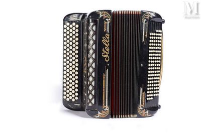 Accordéon chromatique STELLA Marque italienne, portant la ma…