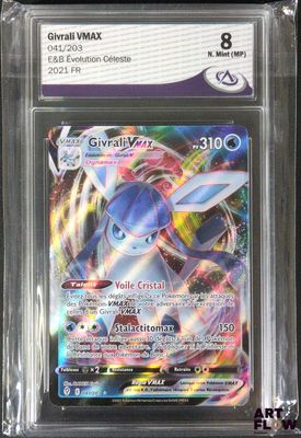 un gros plan d'une carte Pokémon dans son emballage en plastique