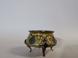 un petit bol en métal orné d'un motif floral
