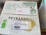 plusieurs boîtes de Peyrassol posées les unes à côté des autres sur une table