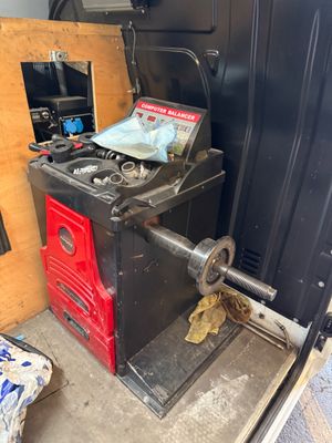 une machine qui se trouve à l'arrière d'un camion
