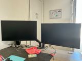 deux écrans d'ordinateur sur un bureau avec un clavier et une souris