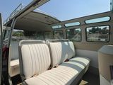 un siège libre à l'arrière d'un bus