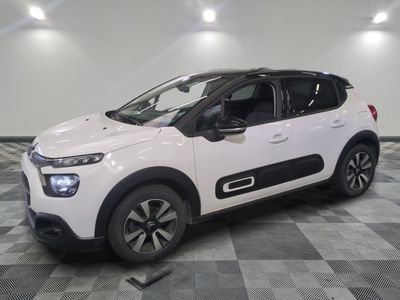 la citrole blanche est garee sur un carrelage en damier