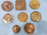 six types différents de pièces en bronze sur un fond bleu