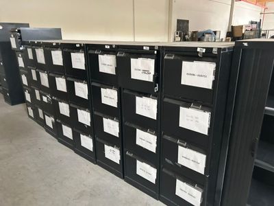 beaucoup de classeurs noirs dans une pièce