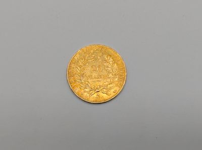 gros plan d'une pièce d'or sur une surface grise