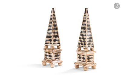 une paire de sapins de Noël en bois, l'un noir et l'autre blanc, posés sur des socles