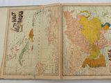 un livre ouvert dont la couverture représente une carte de l'Asie
