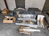 beaucoup de bric-à-brac dans un entrepôt où il y a plein de cartons par terre
