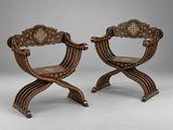 paire de chaises en bois sculpté dont les pieds sont ornés de cannes