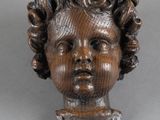 un gros plan sur la tête d'un enfant aux cheveux bouclés