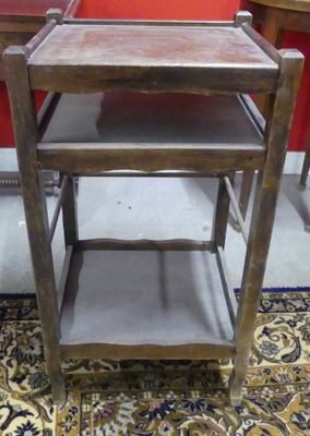 une table en bois surmontée de deux étagères