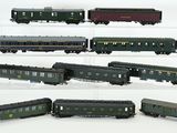 un grand nombre de trains miniatures posés sur une table