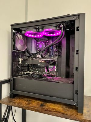 un boîtier d'ordinateur noir avec des lumières violettes, posé sur une table