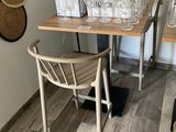 une petite table sur laquelle sont posés des verres, dans un coin de la pièce