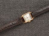 une image d'une montre-bracelet avec un bracelet en cuir marron