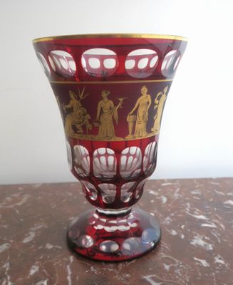 un vase rouge posé sur une table