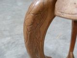 gros plan d'une chaise en bois avec un siège dessus