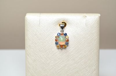 Un pendentif en argent 925 millièmes serti au centre d'une o…