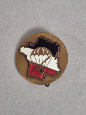 une photo d'une épingle sur laquelle figure l'image d'un parachutiste