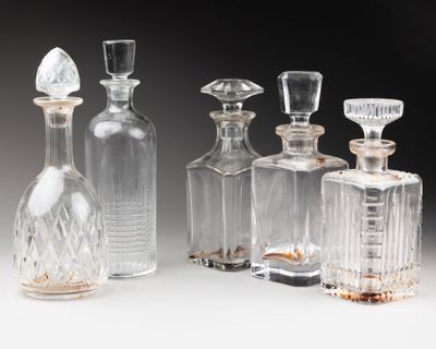 un grand nombre de bouteilles en verre posées sur une table