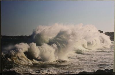 une grande vague qui déferle sur le rivage de l'océan