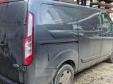 une camionnette noire garée dans un parking