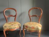 paire de chaises anciennes avec des assises rembourrées