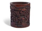 une image représentant un vase en bois orné de sculptures