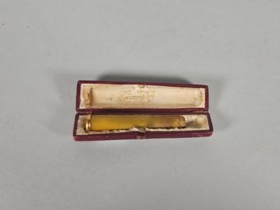 Fume-cigarettes en corne appliqué d'une plaque monogrammée et entouré 