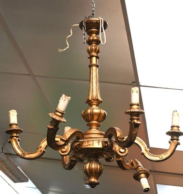 Lustre en bois doré à six bras de lumière.