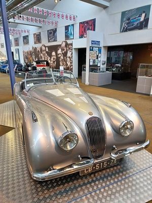 une voiture argentée exposée dans un musée
