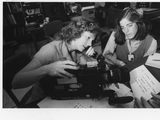 photographie en noir et blanc de deux femmes regardant l'objectif